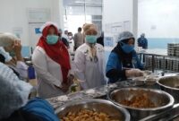 Tim Pemkab Tanggamus saat melihat para relawan melakukan pengemasan MBG di SPPG Kota Batu, Kota Agung, Tanggamus, Rabu 20 Agustus 2025 | Herdi/Media Prioritastv.com.