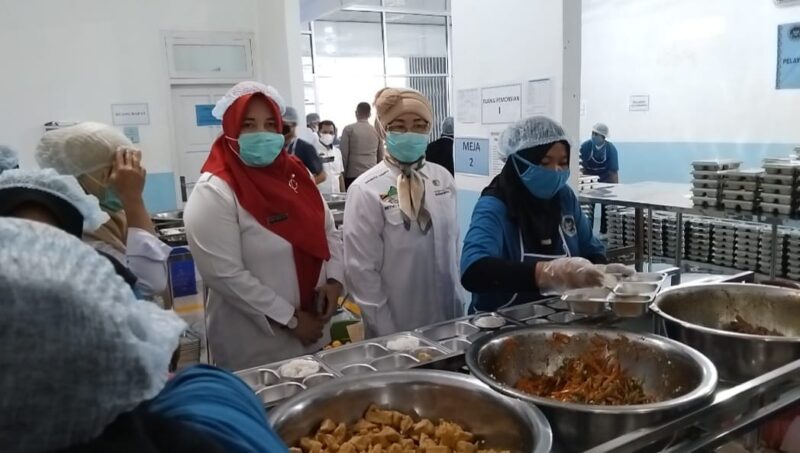 Tim Pemkab Tanggamus saat melihat para relawan melakukan pengemasan MBG di SPPG Kota Batu, Kota Agung, Tanggamus, Rabu 20 Agustus 2025 | Herdi/Media Prioritastv.com.