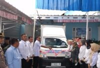 Wabup Tanggamus Agus Suranto saat melepas perdana MBG dari SPPG Kota Batu, Kota Agung, Tanggamus, Rabu 20 Oktober 2025 | Herdi/Media Prioritastv.com.