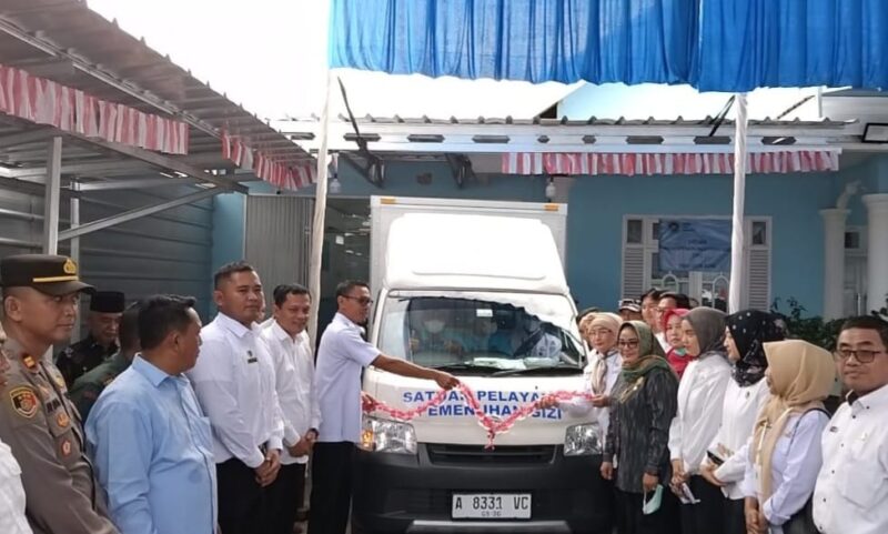 Wabup Tanggamus Agus Suranto saat melepas perdana MBG dari SPPG Kota Batu, Kota Agung, Tanggamus, Rabu 20 Oktober 2025 | Herdi/Media Prioritastv.com.