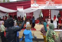 Lurah Pasar Madang, Kota Agung, Tanggamus Mega Sari saat memimpin penampilan warganya di hadapan Bupati Tanggamus, Selasa 19 Agustus 2025 | Herdi/Media Prioritastv.com.
