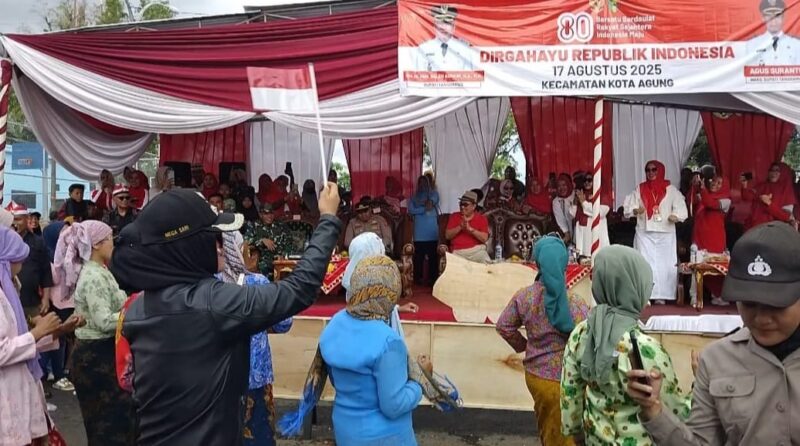 Lurah Pasar Madang, Kota Agung, Tanggamus Mega Sari saat memimpin penampilan warganya di hadapan Bupati Tanggamus, Selasa 19 Agustus 2025 | Herdi/Media Prioritastv.com.