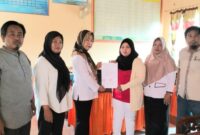 Kepala SDN 1 Lengkukai, Kelumbayan Barat, Tanggamus, Aryuni saat menerima surat pernyataan Elwati, selaku ibu kandung anak yang videonya viral diinterogasi di ruangan guru oleh keluarganya, Rabu 20 Agustus 2025 | Ist.