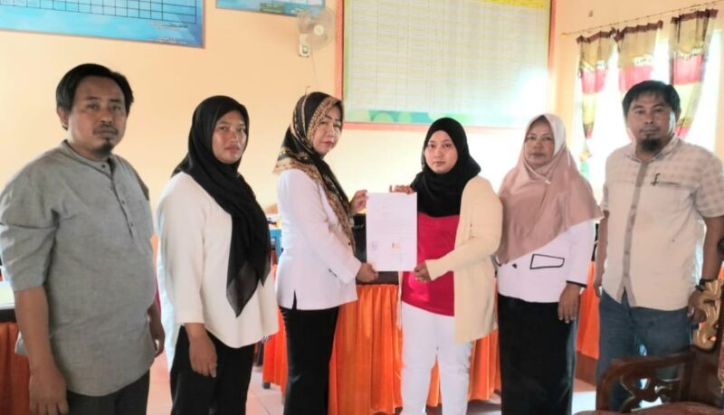 Kepala SDN 1 Lengkukai, Kelumbayan Barat, Tanggamus, Aryuni saat menerima surat pernyataan Elwati, selaku ibu kandung anak yang videonya viral diinterogasi di ruangan guru oleh keluarganya, Rabu 20 Agustus 2025 | Ist.