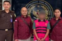  Kepala Desa Padang Manis, Kecamatan Way Lima, Kabupaten Pesawaran, Hendri sebelum dijebloskan ke Rutan Kelas I Bandar Lampung, Rabu 20 Agustus 2025 | Dok. Kejari Pesawaran.