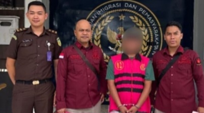 Kepala Desa Padang Manis, Kecamatan Way Lima, Kabupaten Pesawaran, Hendri sebelum dijebloskan ke Rutan Kelas I Bandar Lampung, Rabu 20 Agustus 2025 | Dok. Kejari Pesawaran.