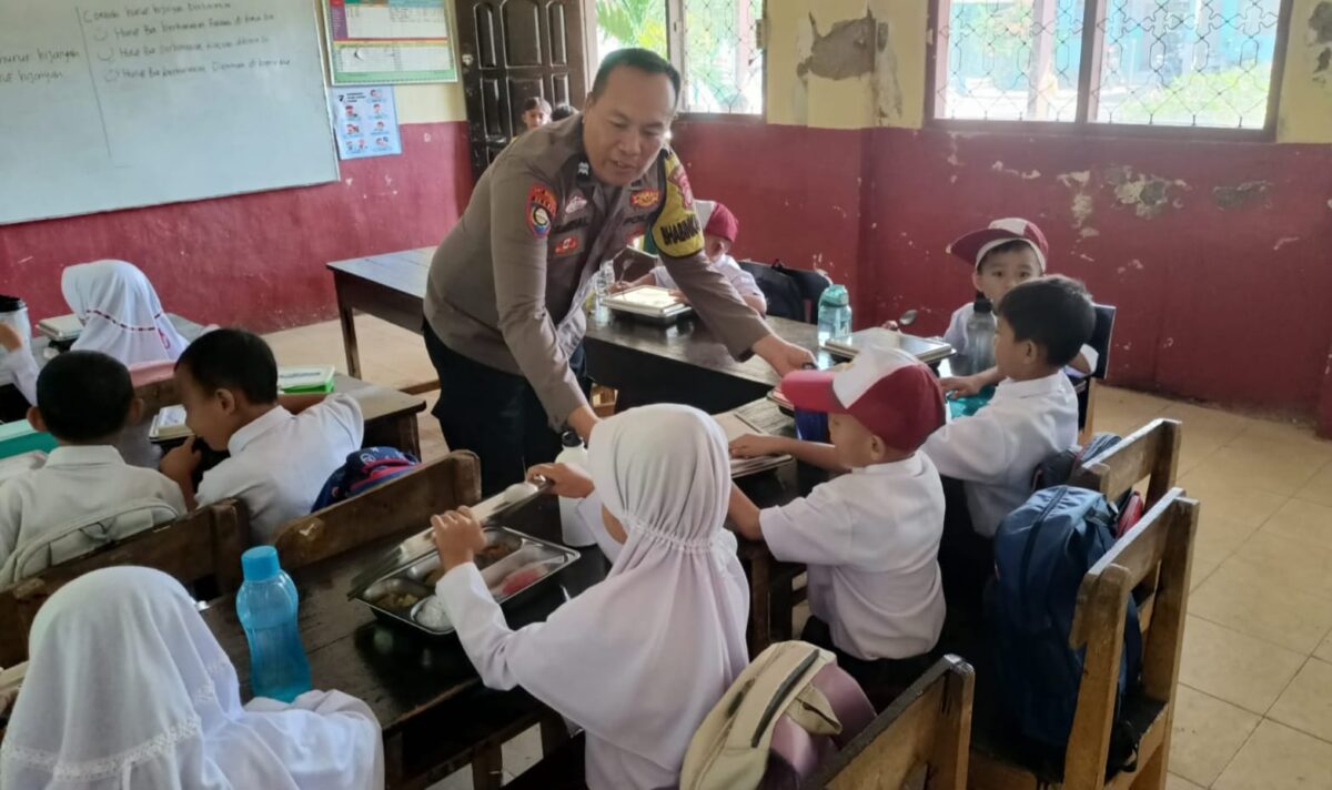 Kepolisian saat mengawal penyaluran MBG di Pringsewu, Kamis 21 Agustus 2025 | Dok. Humas Polres Pringsewu.