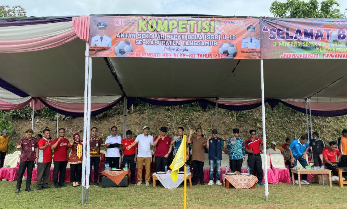 Foto bersama usai pembukaan turnamen U-12 di Lapangan Simpang Kanan, Sumberejo, Tanggamus, Kamis 21 Agustus 2025 | Ist.