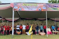 Foto bersama usai pembukaan turnamen U-12 di Lapangan Simpang Kanan, Sumberejo, Tanggamus, Kamis 21 Agustus 2025 | Ist.