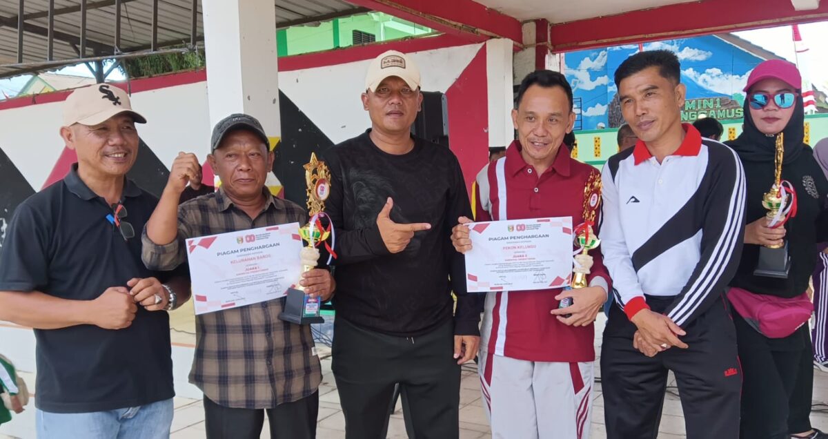 Lurah Baros, Nanak Supriyadi usai menerima penghargaan yang diberikan Plt. Camat Kota Agung, Khupronsyah, Jumat 22 Agustus 2025 | Herdi/Media Prioritastv.com.