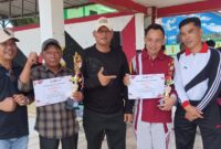 Lurah Baros, Nanak Supriyadi usai menerima penghargaan yang diberikan Plt. Camat Kota Agung, Khupronsyah, Jumat 22 Agustus 2025 | Herdi/Media Prioritastv.com.