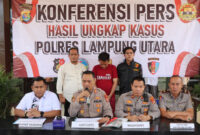 Kapolres Lampung Utara, AKBP Deddy Kurniawan saat memimpin konferensi pers pengungkapan kasus pembunuhan di Desa Sawojajar, Kotabumi, Jumat 22 Agustus 2025 | 