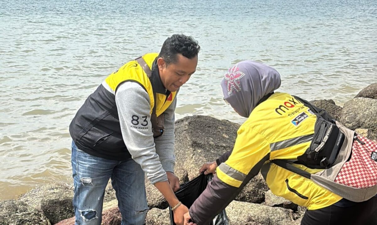 Mitra Maxim saat membersihakan sampah di pantai Tirtayasa, Kota Bandar Lampung, Kamis 21 Agustus 2025 | Dok. Maxim.