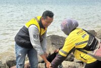 Mitra Maxim saat membersihakan sampah di pantai Tirtayasa, Kota Bandar Lampung, Kamis 21 Agustus 2025 | Dok. Maxim.