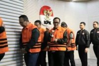 Kesebelas tersangka termasuk Wamenaker, Immanuel Ebenezer alias Noel usai konferensi pers penetapab sebagai tersangka kasus dugaan pemerasan pengurusan sertifikasi K3 di Kemnaker oleh KPK, Jumat 22 Agustus 2025 | Ubay/Media Prioritastv.com.