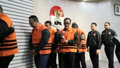 Kesebelas tersangka termasuk Wamenaker, Immanuel Ebenezer alias Noel usai konferensi pers penetapab sebagai tersangka kasus dugaan pemerasan pengurusan sertifikasi K3 di Kemnaker oleh KPK, Jumat 22 Agustus 2025 | Ubay/Media Prioritastv.com.