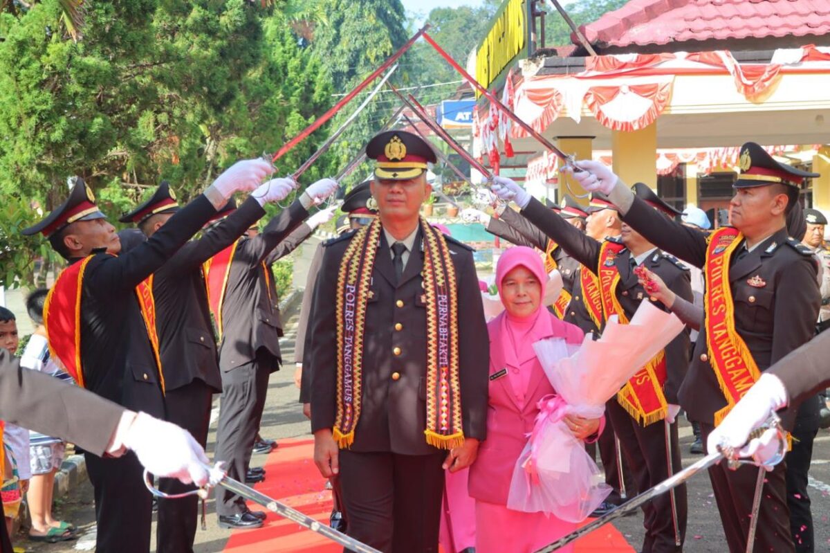 Kompol (Purn) Sarwani saat memasuki gerbang pora menuju pintu keluar sebagai pelepasan purnatugas oleh Polres Tanggamus, Jumat 22 Agustus 2025 | Dok. Humas Polres Tanggamus.
