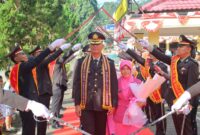 Kompol (Purn) Sarwani saat memasuki gerbang pora menuju pintu keluar sebagai pelepasan purnatugas oleh Polres Tanggamus, Jumat 22 Agustus 2025 | Dok. Humas Polres Tanggamus.