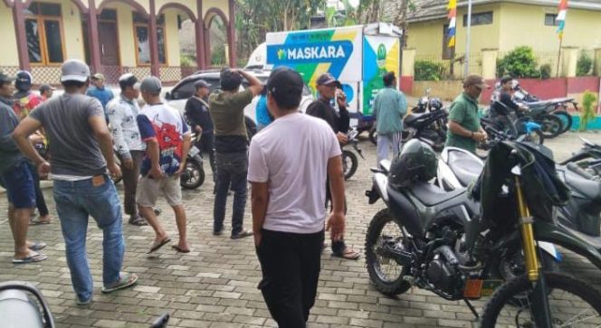 Sejumlah warga desa Cisantana, Cigugur, Kuningan, Jawa Barat saat melaksanakan unjuk rasa dibalai desa setempat, Jumat 22 Agustus 2025 | Arif Rahman/Media Prioritastv.com.