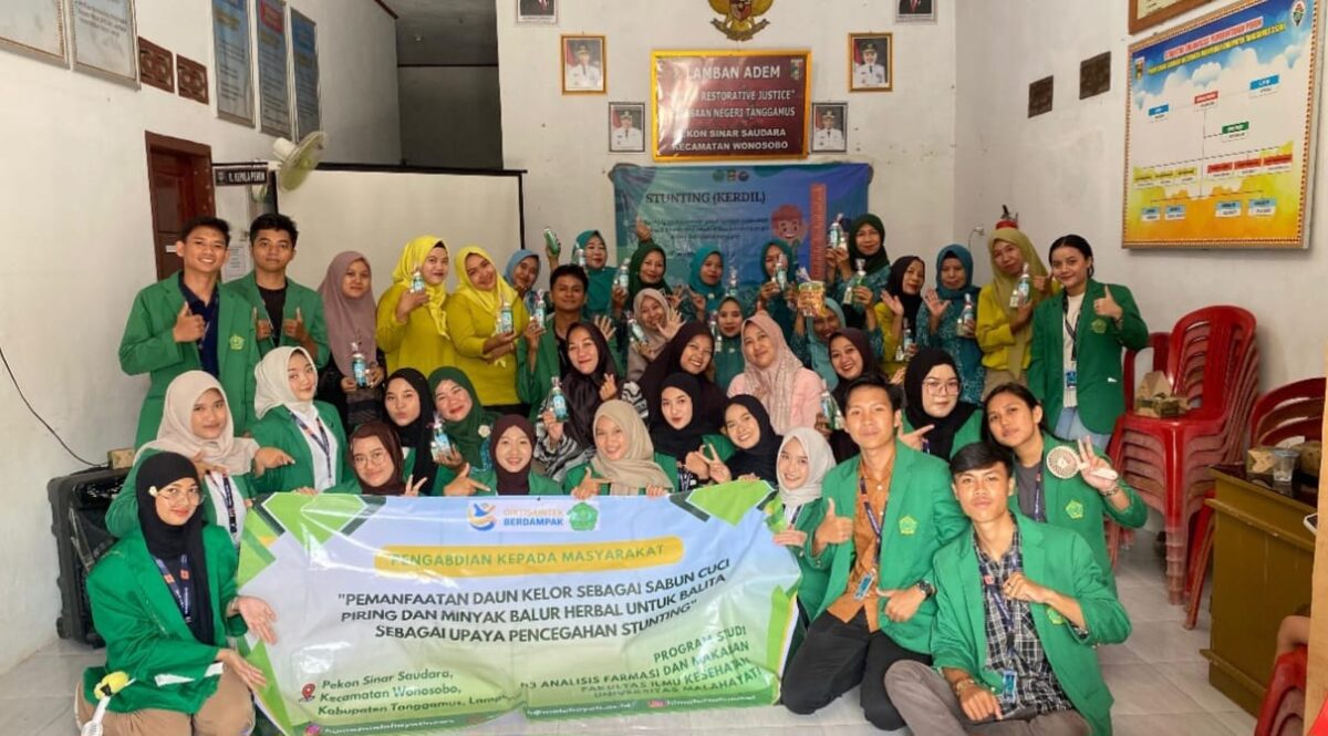 Mahasiswa Universitas Malahayati saat mengenalkan produk inovasi di Pekon Sinar Saudara, Wonosobo, Tanggamus, Sabtu 23 Agustus 2025 | Ist.