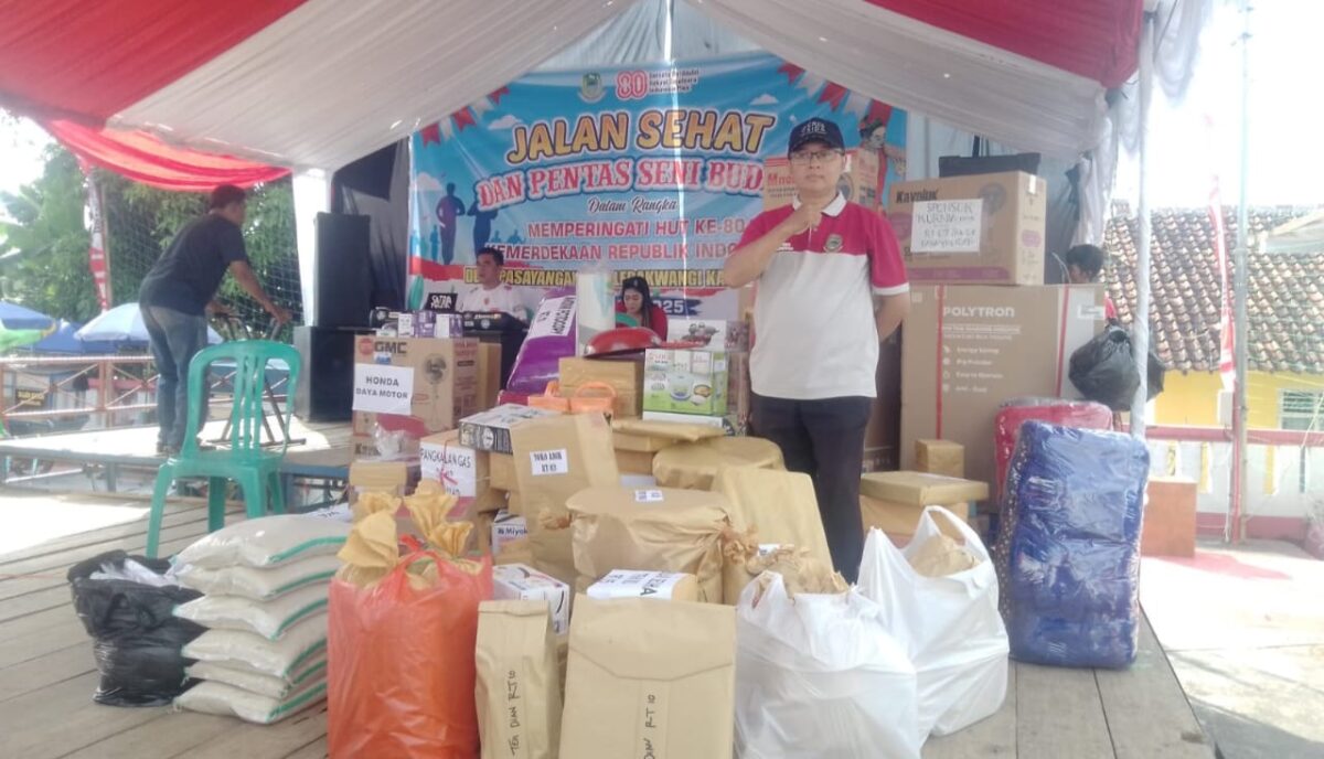 Sekdes Pasayangan Asep Saefulloh sebagai ketua Panitia PHBN Tingkat desa saat menunjukan hadiah dan doorprize untuk peserta, Sabtu 23 Agustus 2025 | Arif Rahman/Media Prioritastv.com.