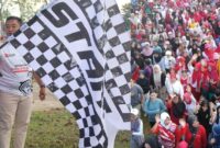 Kolase foto saat Kakon Tekad, Pulau Panggung, Tuti Aripin membuka kegiatan dan peserta yang mengikuti jalan sehat, Minggu 24 Agustus 2025 | Herdi/Media Prioritastv.com.