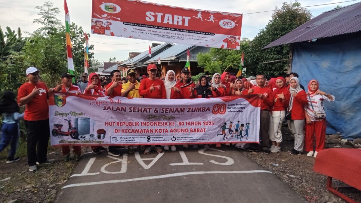 Camat Kota Agung Barat Agus Somad saat melepas peserta jalan sehat, Minggu 24 Agustus 2025 | Kosri/Media Prioritastv.com.