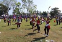 Penampilan drumband SDN 1 Tekad dalam rangkaian jalan sehat di lapangan pekon setempat, Minggu 24 Agustus 2025 | Herdi/Media Prioritastv.com.