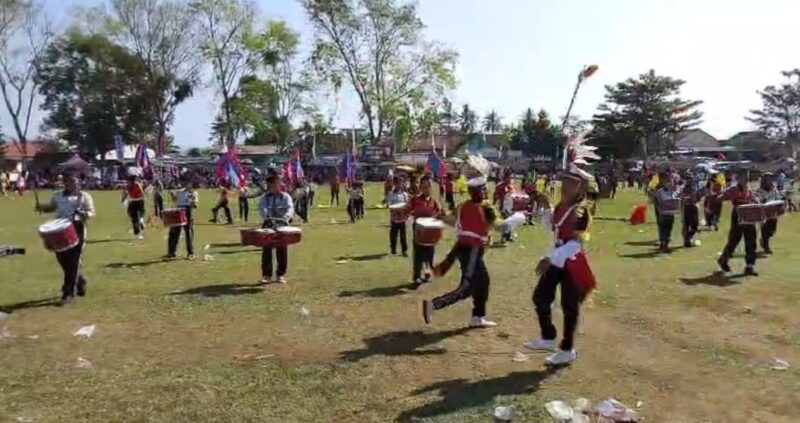 Penampilan drumband SDN 1 Tekad dalam rangkaian jalan sehat di lapangan pekon setempat, Minggu 24 Agustus 2025 | Herdi/Media Prioritastv.com.