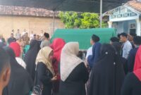 Jenazah Slamet, KUPT Capil Pulau Panggung saat akan diberangkatkan menuju pemakaman di Pekon Lugusari, Pagelaran, Pringsewu, Minggu 24 Agustus 2025 | Ist.