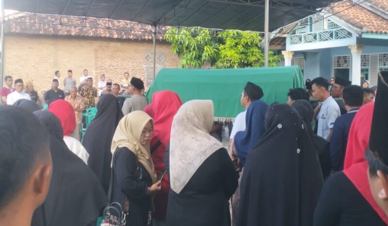Jenazah Slamet, KUPT Capil Pulau Panggung saat akan diberangkatkan menuju pemakaman di Pekon Lugusari, Pagelaran, Pringsewu, Minggu 24 Agustus 2025 | Ist.