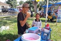 Pedagang Es berbagai varian, Tikun dengan sumrigah lantaran dagangannya banyak terjual di Lapangan Tekad, Pulau Panggung, Tanggamus, Minggu 24 Agustus 2025 | Herdi/Media Prioritastv.com.