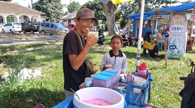 Pedagang Es berbagai varian, Tikun dengan sumrigah lantaran dagangannya banyak terjual di Lapangan Tekad, Pulau Panggung, Tanggamus, Minggu 24 Agustus 2025 | Herdi/Media Prioritastv.com.