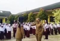Seorang Guru Pesawaran Lampung Mengamuk Ancam Cekik Murid saat Upacara bendera | Dok. Tangkapan Layar Video.