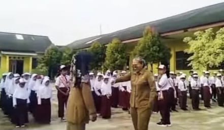 Seorang Guru Pesawaran Lampung Mengamuk Ancam Cekik Murid saat Upacara bendera | Dok. Tangkapan Layar Video.