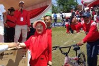 Girangnya Indah dan Yuswanto mendapatkan salah satu hadiah utama jalan sehat Pekon Tekad, Pulau Panggung, Tangamus, Minggu 24 Agustus 2025 | Herdi/Media Prioritastv.com.