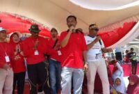 Ketua Granat Tanggamus, Agus Ciek Yamin, S.E., saat memberikan sambutan saat acara jalan sehat di Pekon Tekad, Pulau Panggung, Minggu 24 Agustus 2025 | Herdi/Media Prioritastv.com.