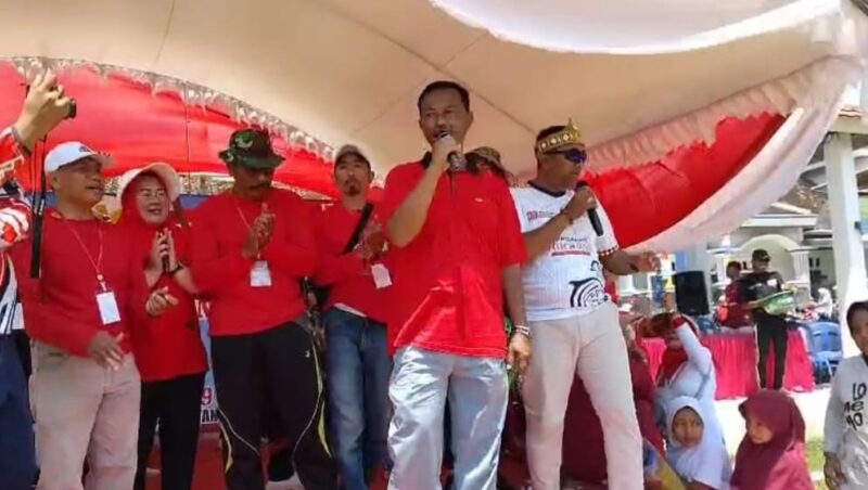 Ketua Granat Tanggamus, Agus Ciek Yamin, S.E., saat memberikan sambutan saat acara jalan sehat di Pekon Tekad, Pulau Panggung, Minggu 24 Agustus 2025 | Herdi/Media Prioritastv.com.