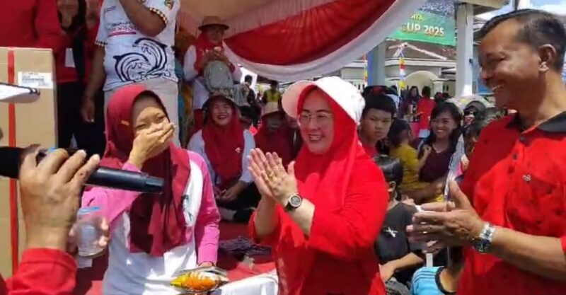 Kakon Tekad Tuti Aripin didampingi Ketua Granat Tanggamus Agus Ciek Yamin, S.E, saat menyerahkan hadiah utama kepada salah satu pemenang usia jalan sehat, Minggu 24 Agustus 2025 | Herdi/Media Prioritastv.com.