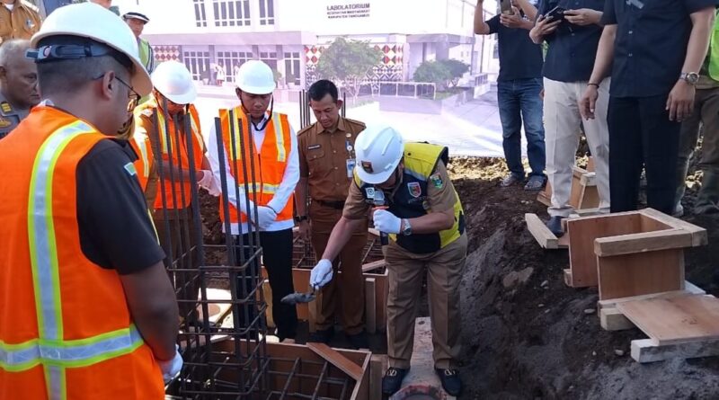 Bupati Tanggamus Moh. Saleh Asnawi saat meletakan batu pertama pembangunan Labkesda di Kota Agung, Senin 25 Agustus 2025 | Herdi/Media Prioritastv.com.