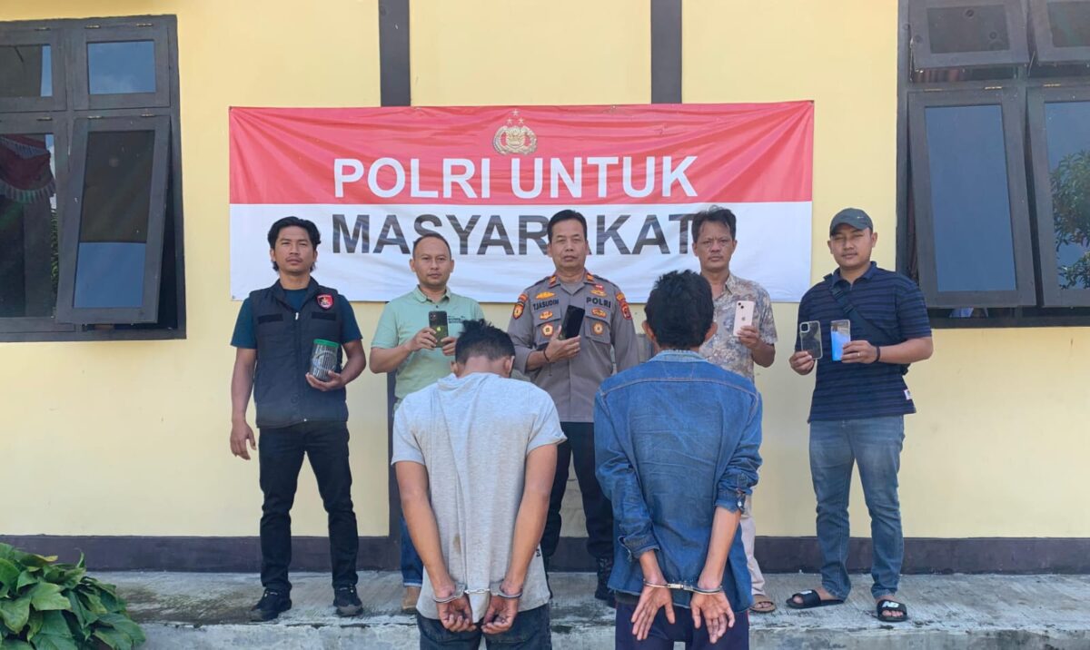 Kedua tersangka pencurian 4 handphone milik mahasiswa KKN di Wonosobo Tanggamus yang berhasil ditangkap Polsek Wonosobo, Senin 25 Agustus 2025 | Dok. Humas Polres Tanggamus.