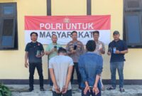 Kedua tersangka pencurian 4 handphone milik mahasiswa KKN di Wonosobo Tanggamus yang berhasil ditangkap Polsek Wonosobo, Senin 25 Agustus 2025 | Dok. Humas Polres Tanggamus. 