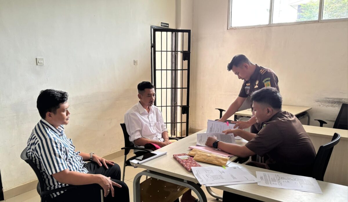 Tersangka GK (berbaju putih) saat dilimpahkan Kasi  Pidsus Kejari Pringsewu kepada JPU, Senin 25 Agustus 2025 | Dok. Kejari Pringsewu.