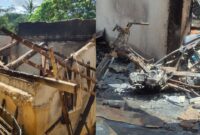 Kolase foto kondisi rumah korban yang terbakar dan sepeda motor yang turut ludes, Senin 25 Agustus 2025 | Ist.