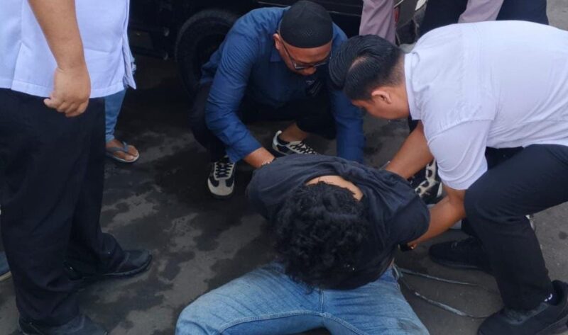 Syahrul Andrean Rozaly atau SAR warga Desa Kepayungan, Kecamatan Pubian, Kabupaten Lampung Tengah saat dievakuasi polisi setelah diamuk massa pada Senin (25/8/2025) | Ist.