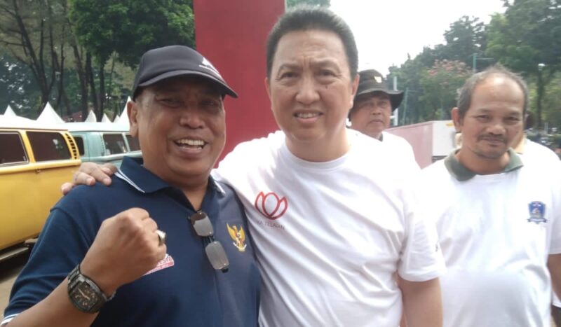 Perwakilan PT Media Prioritas Tivi Jakarta, Ubaidillah (Kiri) saat bersama Ketua Ikatan Alumni SMA 3 Teladan, Garibaldi "Boy" Tohir, Minggu 24 Agustus 2025 | Rudi/Media Prioritastv.com