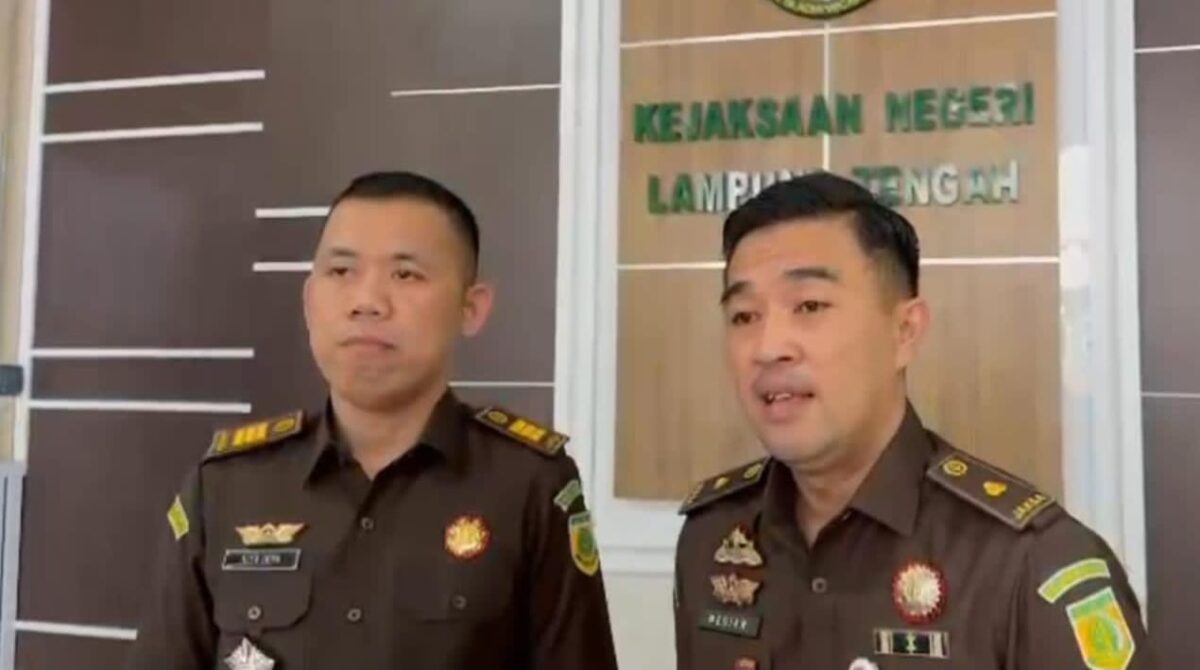 Kepala Seksi Intelijen Kejari Lampung Tengah, Alfa Dera didampingi Kepala Seksi Tindak Pidana Khusus, Median Suwardi saat memberikan keterangan pers kepada Media Prioritastv.com, Selasa 26 Agustus 2025 | Ist.