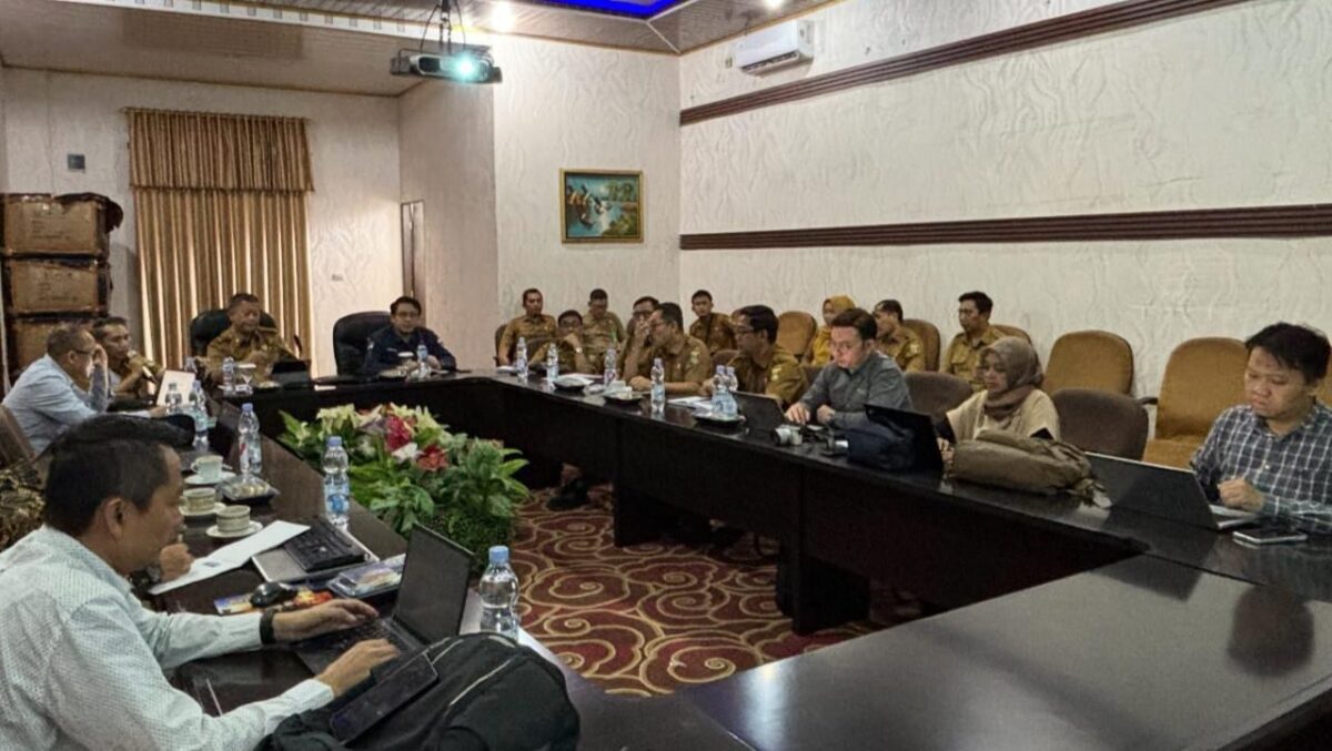 Asisten 2 Hendra Wijaya Mega saat menerima tim Joint Visit Kementerian ESDM, UNDP Indonesia, dan SDGs Center UNPAD di Bapperida Tanggamus, Selasa 26 Agustus 2026 | Herdi/Media Prioritastv.com.