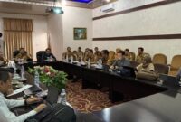 Asisten 2 Hendra Wijaya Mega saat menerima tim Joint Visit Kementerian ESDM, UNDP Indonesia, dan SDGs Center UNPAD di Bapperida Tanggamus, Selasa 26 Agustus 2026 | Herdi/Media Prioritastv.com.