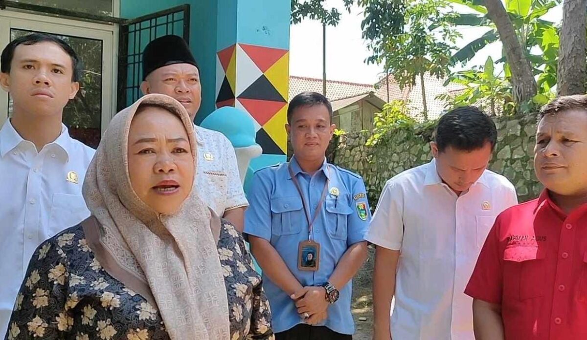 Ketua Komisi II DPRD Tanggamus, Sumiyati saat memberikan keterangan usai inspeksi mendadak (sidak) ke Kantor PDAM Way Agung, Selasa (26/8/2025) |
